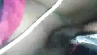 مساعدة طبيب الأسنان تفحص حلق المريض بعمق بينما يشاهد صديقها