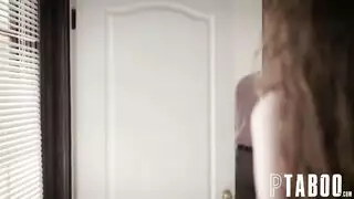 امرأة ممتلئة الجسم تمارس الجنس الفموي مع قضيب اصطناعي ثابت على الحائط