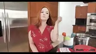 أم مفلسة تُمارس معها الجنس قبل ابنة زوجها