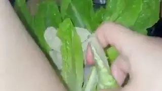 فتاة عذراء في سن المراهقة هواة تحصل على مهبلها محشو مثل عشاء عيد الشكر