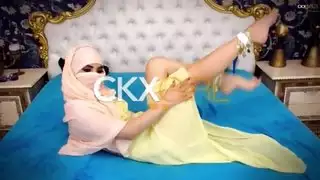مراهقة عربية ساخنة تخلع ملابسها وتضاجع نفسها على الكاميرا