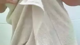 مشهد إباحي: فتاة عربية تداعب فرجها المشعر المبلل بعد غسل ثدييها الكبيرين