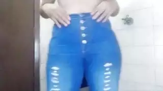 مشهد إباحي: الفتاة المحجبة تبلل كسها وتقذف بقوة