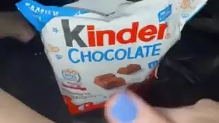 مشهد إباحي قوي: كس مراهقة واستمناء هاوٍ من أجل الشوكولاته