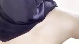 عاهرة محجبة تتباهى بأثداء ضخمة ممتلئة وحلمات حساسة