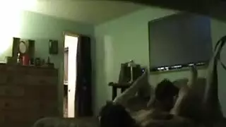 ربات البيوت اليائسات يحصلن على حفرهن ممتلئة في علاقة جنسية جماعية صريحة