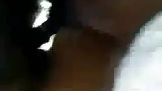 عاهرة متخفية تمص قضيب صديقها المفضل الكبير