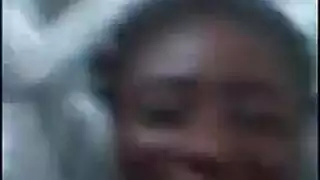 هاوي عصبي يأخذ لحمًا أسودًا سميكًا بعمق في مؤخرته