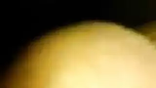 فعل تعميق الحلق الشديد مع قدميها فوق رأسها
