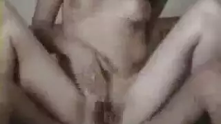 عاهرة المكتب تتخطى الاجتماع لضرب فرجها الضيق