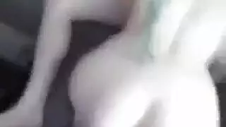 عاهرة موشومة تعرض حفرها في جلسة تنورة زهرية إباحية