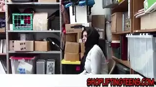 إباحية عربية ساخنة: تبتلع قضيبه العربي السميك بعمق