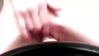 ديلدو ضخم في مؤخرتها الضيقة قذف شرجي نهائي