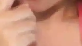 العاهرة الآسيوية الصغيرة كيتانا تغوي الساحر لضرب مهبلها الخشن