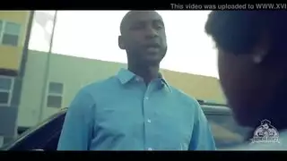 شاب ينضم للمراهقة السمراء في لعبة فردية