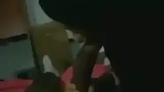 حلق محجبة عربية مملوء بالسائل مع زب أسود بريطاني ضخم