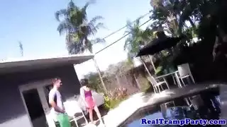 قضيب على الحلمة ثم ثقب عميق في فيلم إباحي صريح