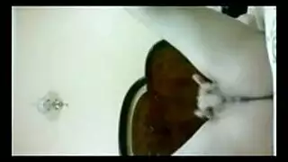 فعل استمناء صريح: فتاة مثيرة تلمس فرجها الضيق حتى ترتعش