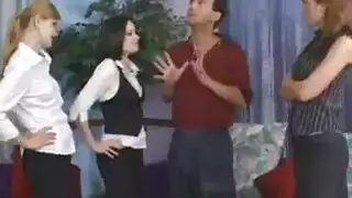 بيتفرج على مراته وهى بتتناك