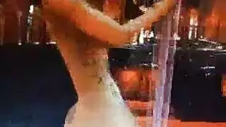 المتعرية الشقراء الساخنة تستمتع بعضو ذكري ذهبي في عرض إباحي