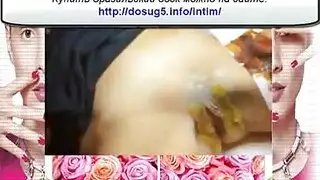 مشغلة البث النحيفة تأخذ قضيبًا كبيرًا من مثبت معلق