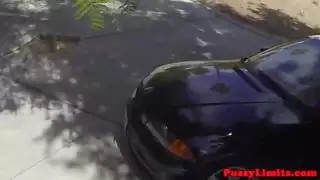 الرجل المسيطر يستولي على فرج العاهرة بضربات عميقة وحشية