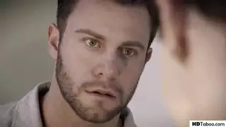 عضلي وقوي في القضيب، هذا الرجل يثلج فتاة في القضيب