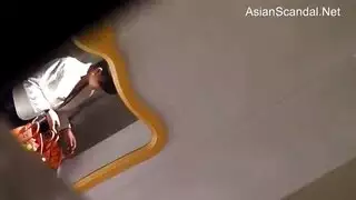 متلصص يتجسس على هزة جماع سائلة في مرحاض عام