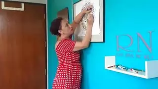 ورشة ديسي إباحية: أجساد عارية، طلاء مبلل، وفن صريح