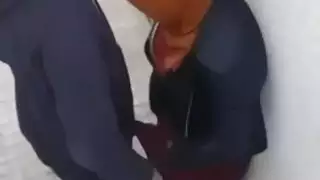 كاميرا خفية تلتقط امرأة محجبة تمص قضيب صديقها في العلن