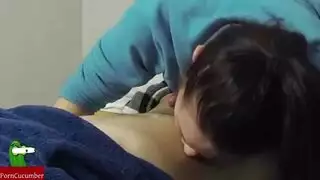  مراهقة متسللة تعطي مص قضيب الإفطار وتتعرض للجنس القوي