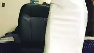 الزوجة الحمراء تركب القضيب شرجيًا في إشباع الرغبة الشرجية الإباحية