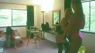 عاهرات النادي: مراهقات يحشون فتحاتهن بألعاب الجنس