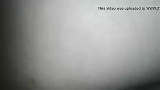يخطا ويخلي في طيزها