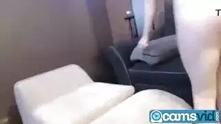  محلوقة ومنتشرة: المراهقة داريا تأخذ قضيباً قوياً على أريكة غرفة المعيشة