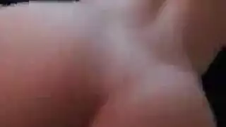 الثرثارة الجميلة تعطي حلقاً عميقاً مكثفاً لصديقها المقرب الشهواني
