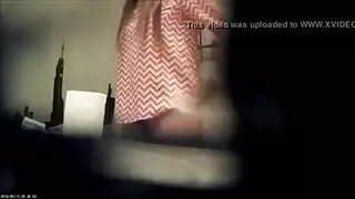 كاميرا تجسس تسجل سمراء قذرة تأخذ عدة أعضاء ذكرية