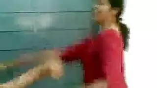 حارسات الجامعة يبلعن القضيب ويحصلن على قذف الوجه في السكن