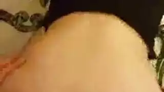 هي تحلم باللسان، لكنها تُدَك بدلاً من ذلك
