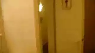 عاهرة عربية منحنية تحب أن تمتلئ بقضيبين أسودين