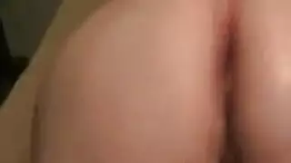 عروس من فئة milf تخلع ملابسها لجلسة عاطفية منفردة