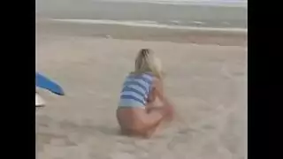 عاهرة يتم تنظيف فمها بينما يفرك كسها المبلل