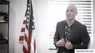 مشهد إباحي في الحظيرة: ثدي مثقوب وقضيب شاب