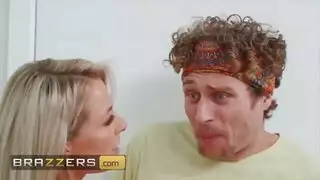 الام و الاختين يساعدون الابن