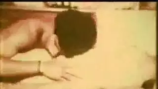 شباب صغار يحلقون كسها عارياً ويدلكون زبورهم