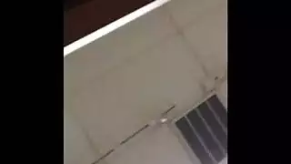 شقراء شاحبة مثيرة تُنادى كسها المشعر بقوة في بورن هاردكور
