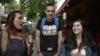 مراهق يمارس الجنس مع فتيات جامحات في مقابلة جنس جماعي فوضوية