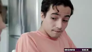 لقطات سرية: صديق مقرب يلعق ميلف شقية