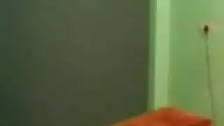 فتاة هندية تمارس الجنس بالهزاز وهي ترتدي بدلة شبكية ضيقة