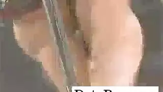 زوجة منحنية تأخذه في مؤخرتها في فعل إباحي صريح